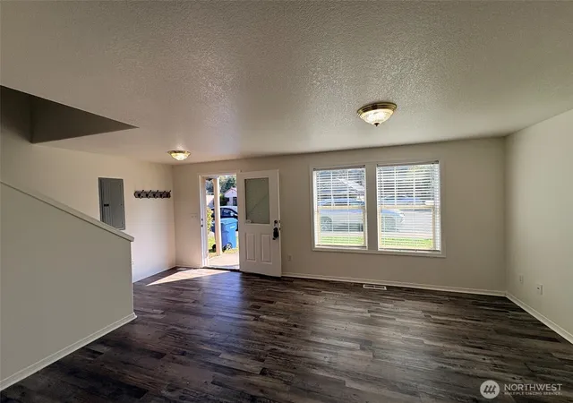 Photo 3 of Single family home for sale at 1005 Pacific Ave N, Kelso, WA 98626 | MLS# NWM2561289 | Listing updated on 2026-09-26