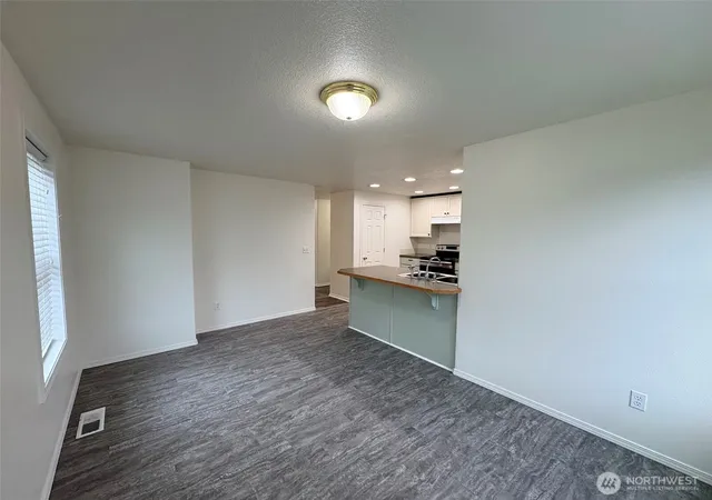 Photo 4 of Single family home for sale at 1005 Pacific Ave N, Kelso, WA 98626 | MLS# NWM2561289 | Listing updated on 2026-09-26