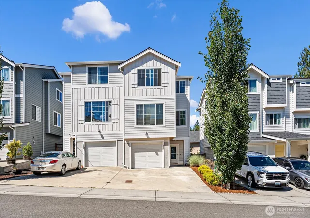 Photo 2 of Townhouse for sale at 826 Nw Highgarden Dr, Bremerton, WA 98311 | MLS# NWM2561357 | Listing updated on 2026-09-23