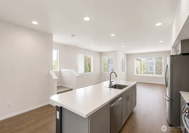 Photo 3 of Townhouse for sale at 826 Nw Highgarden Dr, Bremerton, WA 98311 | MLS# NWM2561357 | Listing updated on 2026-09-23