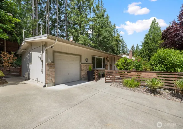 Photo 3 of Single family home for sale at 450 Mount Defiance Cir SW, Issaquah, WA 98027 | MLS# NWM2561411 | Listing updated on 2026-09-25