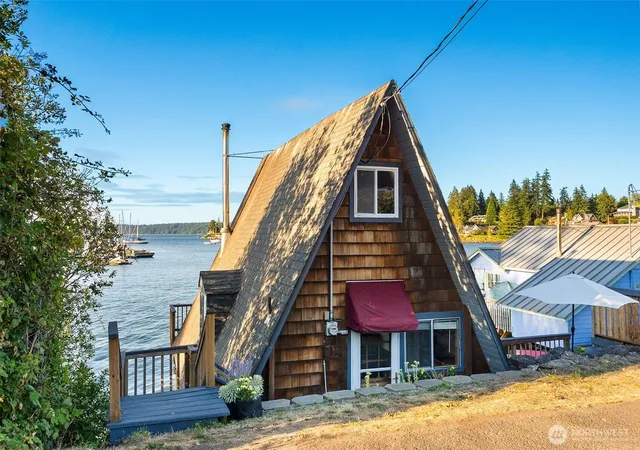 Photo 2 of Sale Pending at 320 73rd Avenue Ne, Olympia, WA 98506 | MLS# NWM2561449 | Listing updated on 2026-09-25