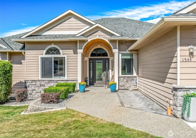 Photo 1 of Single family home for sale at 1544 Harrington Ln, East Wenatchee, WA 98802 | MLS# NWM2561460 | Listing updated on 2026-09-23