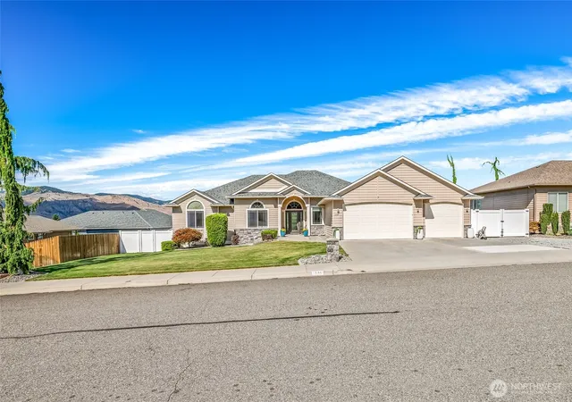 Photo 3 of Single family home for sale at 1544 Harrington Ln, East Wenatchee, WA 98802 | MLS# NWM2561460 | Listing updated on 2026-09-23