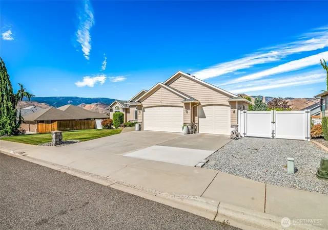 Photo 3 of Single family home for sale at 1544 Harrington Ln, East Wenatchee, WA 98802 | MLS# NWM2561460 | Listing updated on 2026-09-23