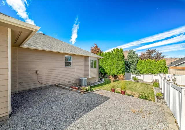 Photo 4 of Single family home for sale at 1544 Harrington Ln, East Wenatchee, WA 98802 | MLS# NWM2561460 | Listing updated on 2026-09-23