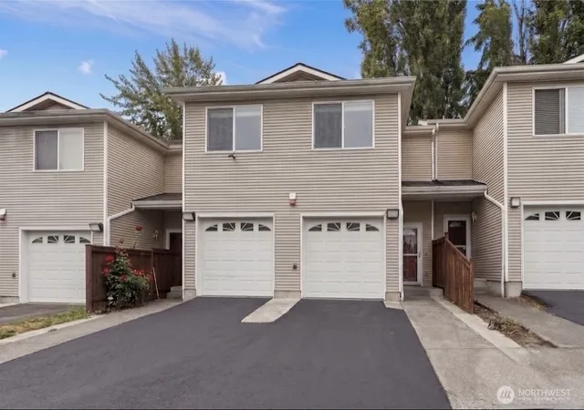 Townhouse for sale at 13359 Ambaum Blvd SW, Burien, WA 98146 | MLS# NWM2561666
