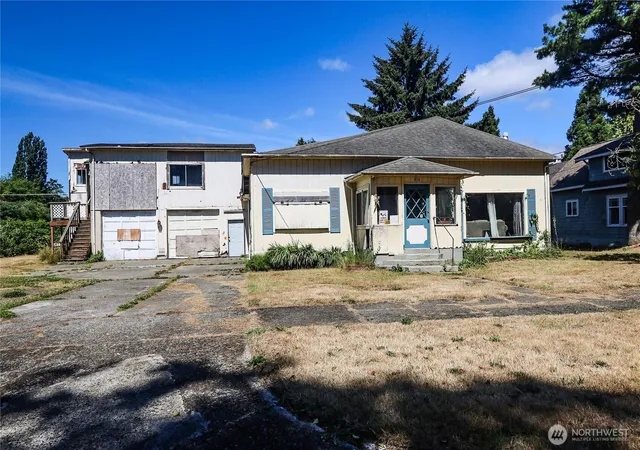 Photo 2 of Single family home for sale at 816 6th Street, Hoquiam, WA 98550 | MLS# NWM2561730 | Listing updated on 2026-09-29