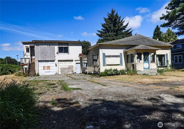 Photo 3 of Single family home for sale at 816 6th Street, Hoquiam, WA 98550 | MLS# NWM2561730 | Listing updated on 2026-09-29