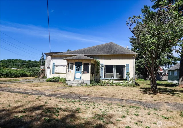 Photo 3 of Single family home for sale at 816 6th Street, Hoquiam, WA 98550 | MLS# NWM2561730 | Listing updated on 2026-09-29