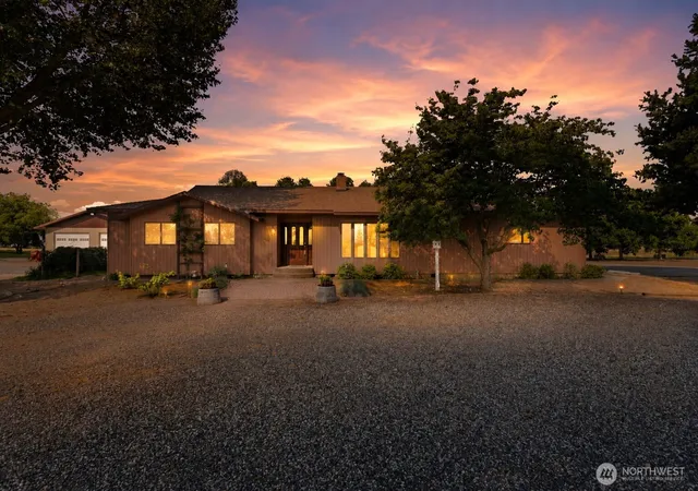 Photo 2 of Single family home for sale at 3011 Birch Rd, Pasco, WA 99301 | MLS# NWM2561762 | Listing updated on 2026-09-28