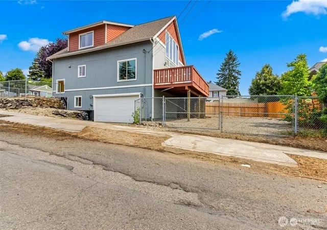 Photo 2 of Single family home for sale at 3565 E M St, Tacoma, WA 98404 | MLS# NWM2561875 | Listing updated on 2026-09-27