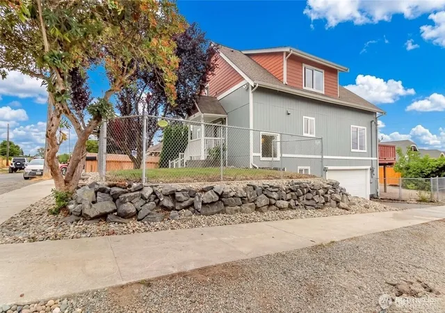 Photo 3 of Single family home for sale at 3565 E M St, Tacoma, WA 98404 | MLS# NWM2561875 | Listing updated on 2026-09-27