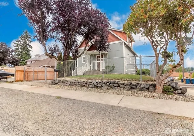 Photo 3 of Single family home for sale at 3565 E M St, Tacoma, WA 98404 | MLS# NWM2561875 | Listing updated on 2026-09-27