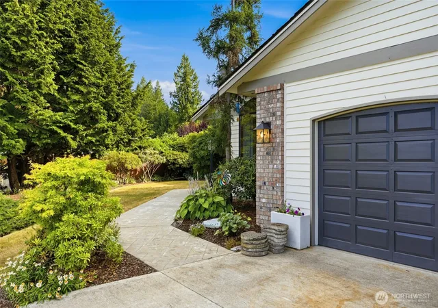 Photo 2 of Contingent at 4006 Moody Pl, Mount Vernon, WA 98274 | MLS# NWM2561885 | Listing updated on 2026-09-23