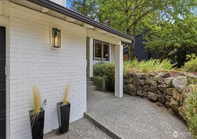 Photo 2 of Single family home for sale at 7520 86th Avenue Se, Mercer Island, WA 98040 | MLS# NWM2561893 | Listing updated on 2026-10-03