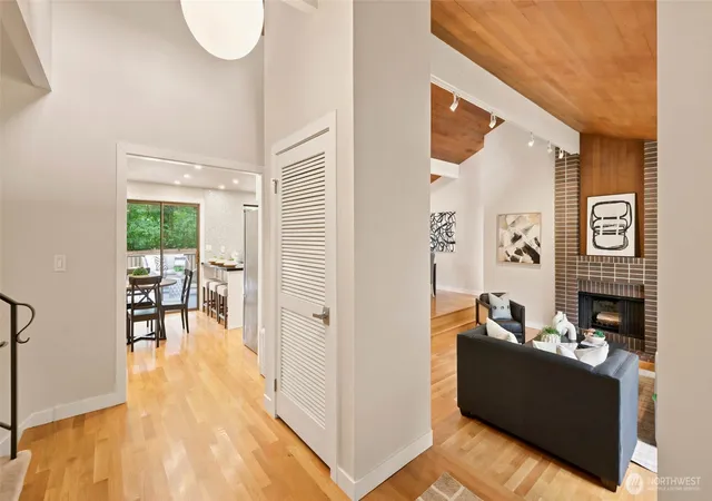 Photo 4 of Single family home for sale at 7520 86th Avenue SE, Mercer Island, WA 98040 | MLS# NWM2561893 | Listing updated on 2026-10-03
