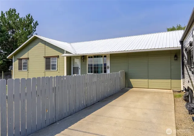 Photo 3 of Single family home for sale at 5 Sand Flt Rd, Omak, WA 98841 | MLS# NWM2561894 | Listing updated on 2026-09-22