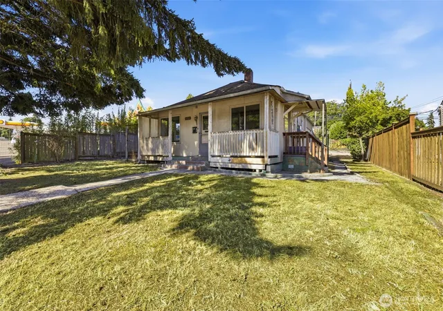 Photo 2 of Sale Pending at 4620 N Pearl St, Tacoma, WA 98407 | MLS# NWM2561922 | Listing updated on 2026-09-28
