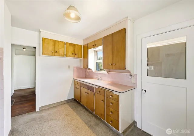 Photo 4 of Sale Pending at 4620 N Pearl St, Tacoma, WA 98407 | MLS# NWM2561922 | Listing updated on 2026-09-28