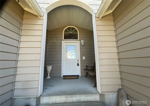 Photo 2 of Single family home for sale at 1382 Nw Kathleen Dr, Oak Harbor, WA 98277 | MLS# NWM2561931 | Listing updated on 2026-09-23