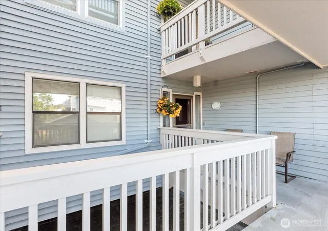 Condo for sale at 651 SE Bayshore Dr #C102, Oak Harbor, WA 98277 | MLS# NWM2561984