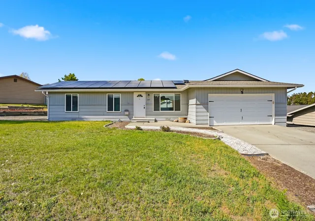 Photo 1 of Single family home for sale at 207 Palmer Dr, Selah, WA 98942 | MLS# NWM2562033 | Listing updated on 2026-09-23