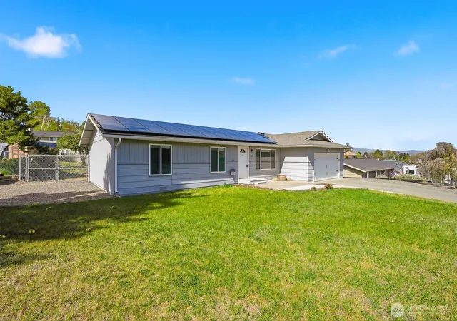 Photo 2 of Single family home for sale at 207 Palmer Dr, Selah, WA 98942 | MLS# NWM2562033 | Listing updated on 2026-09-23