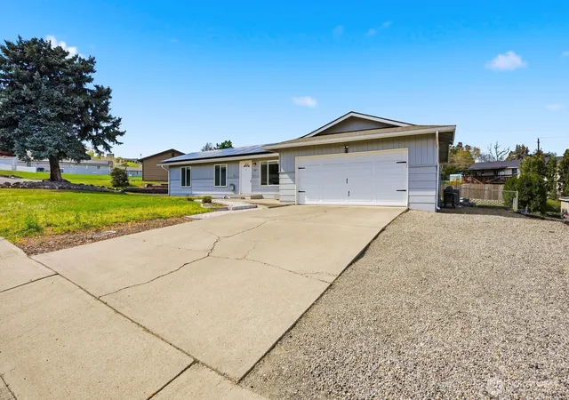 Photo 3 of Single family home for sale at 207 Palmer Dr, Selah, WA 98942 | MLS# NWM2562033 | Listing updated on 2026-09-23