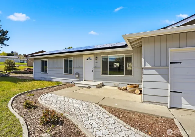 Photo 3 of Single family home for sale at 207 Palmer Dr, Selah, WA 98942 | MLS# NWM2562033 | Listing updated on 2026-09-23