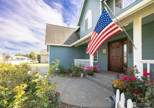Photo 3 of Single family home for sale at 913 N Pine Ct, Lynden, WA 98264 | MLS# NWM2562180 | Listing updated on 2026-09-23
