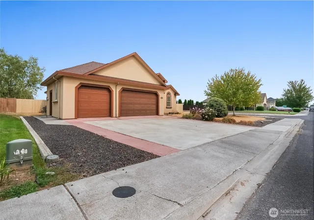 Photo 3 of Single family home for sale at 333 N Crestview, Moses Lake, WA 98837 | MLS# NWM2562294 | Listing updated on 2026-09-22