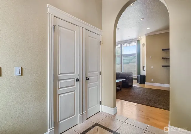 Photo 3 of Single family home for sale at 333 N Crestview, Moses Lake, WA 98837 | MLS# NWM2562294 | Listing updated on 2026-09-22