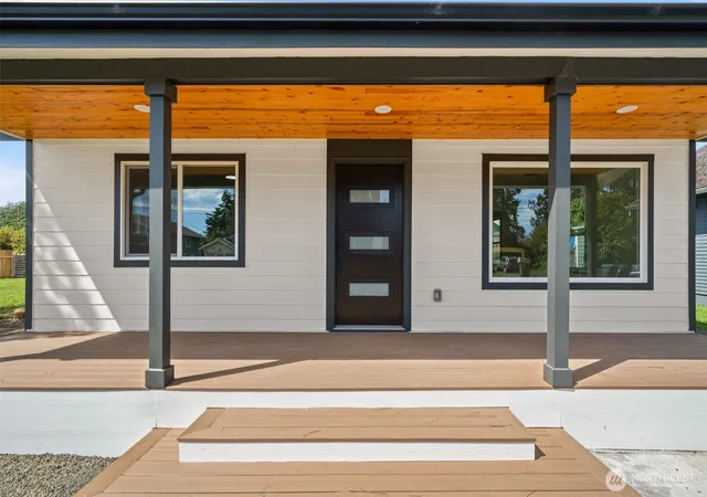 Photo 2 of Single family home for sale at 218 E King St, Aberdeen, WA 98520 | MLS# NWM2562320 | Listing updated on 2026-09-23