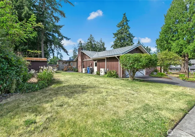Photo 2 of Contingent at 1643 Ne Sumner Dr, Oak Harbor, WA 98277 | MLS# NWM2562386 | Listing updated on 2026-09-23