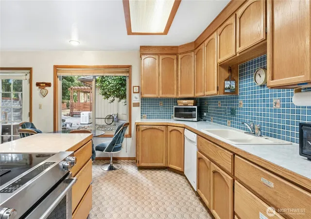 Photo 3 of Contingent at 1643 Ne Sumner Dr, Oak Harbor, WA 98277 | MLS# NWM2562386 | Listing updated on 2026-09-23