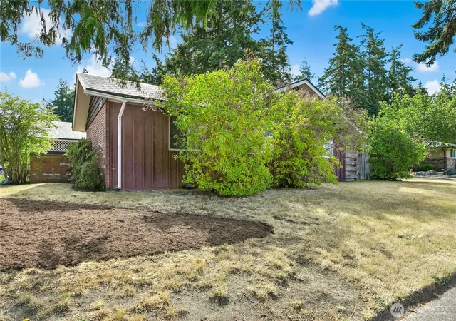 Photo 4 of Single family home for sale at 1643 NE Sumner Dr, Oak Harbor, WA 98277 | MLS# NWM2562386 | Listing updated on 2026-09-23