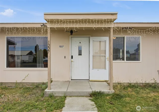 Photo 2 of Single family home for sale at 1227 Lowry St, Moses Lake, WA 98837 | MLS# NWM2562392 | Listing updated on 2026-09-23