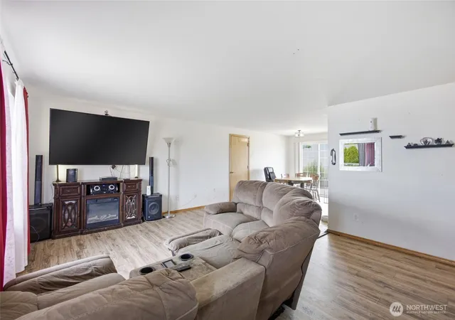 Photo 3 of Single family home for sale at 1227 Lowry St, Moses Lake, WA 98837 | MLS# NWM2562392 | Listing updated on 2026-09-23