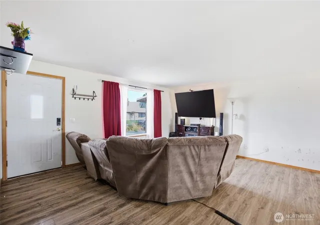 Photo 4 of Single family home for sale at 1227 Lowry St, Moses Lake, WA 98837 | MLS# NWM2562392 | Listing updated on 2026-09-23