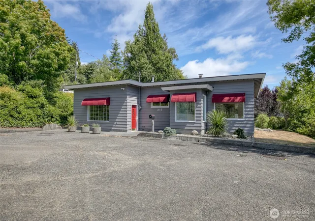 Photo 1 of Single family home for sale at 215 W Chenault Ave, Hoquiam, WA 98550 | MLS# NWM2562395 | Listing updated on 2026-09-28