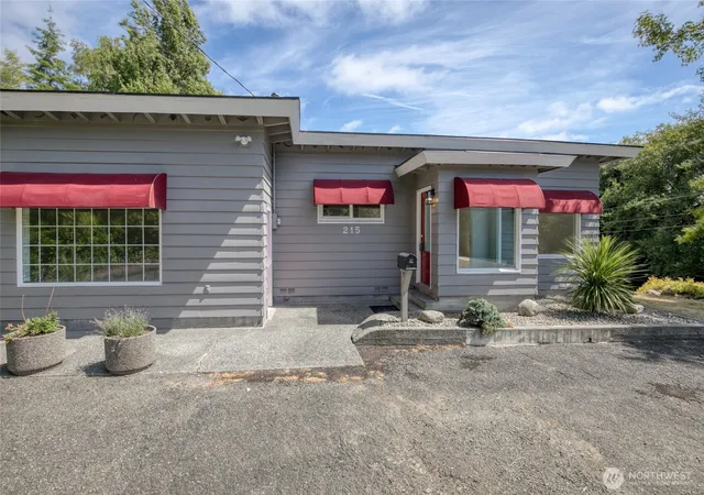 Photo 2 of Single family home for sale at 215 W Chenault Ave, Hoquiam, WA 98550 | MLS# NWM2562395 | Listing updated on 2026-09-28