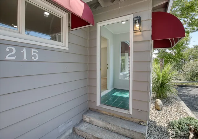 Photo 3 of Single family home for sale at 215 W Chenault Ave, Hoquiam, WA 98550 | MLS# NWM2562395 | Listing updated on 2026-09-28