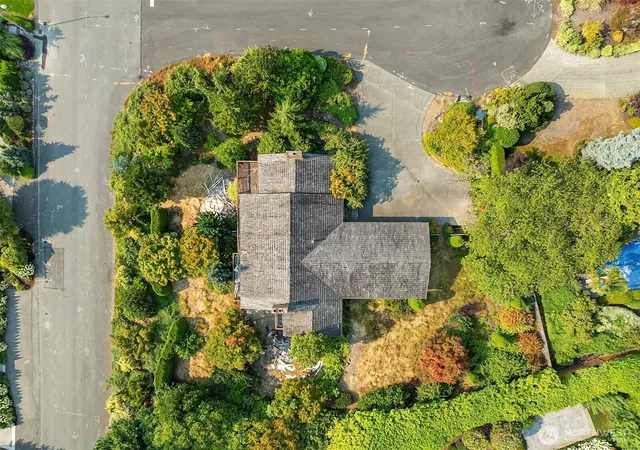 Photo 2 of Single family home for sale at 8811 Ne 15th Place, Clyde Hill, WA 98004 | MLS# NWM2562402 | Listing updated on 2026-09-23