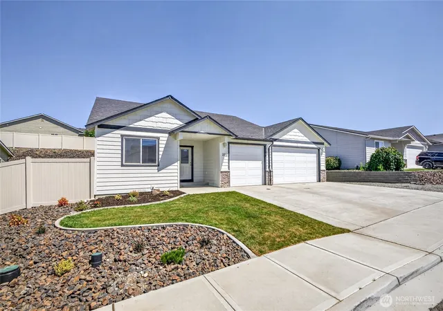Photo 2 of Sale Pending at 2213 2nd Street Se, East Wenatchee, WA 98802 | MLS# NWM2562442 | Listing updated on 2026-09-22