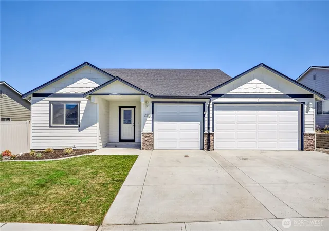 Photo 3 of Sale Pending at 2213 2nd Street Se, East Wenatchee, WA 98802 | MLS# NWM2562442 | Listing updated on 2026-09-22