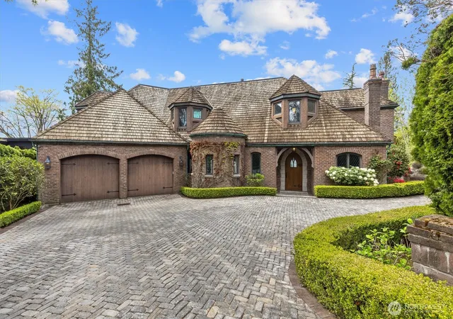 Photo 1 of Single family home for sale at 4725 W Mercer Way, Mercer Island, WA 98040 | MLS# NWM2562497 | Listing updated on 2026-10-01