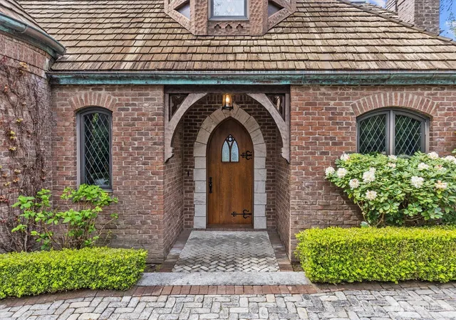 Photo 2 of Single family home for sale at 4725 W Mercer Way, Mercer Island, WA 98040 | MLS# NWM2562497 | Listing updated on 2026-10-01