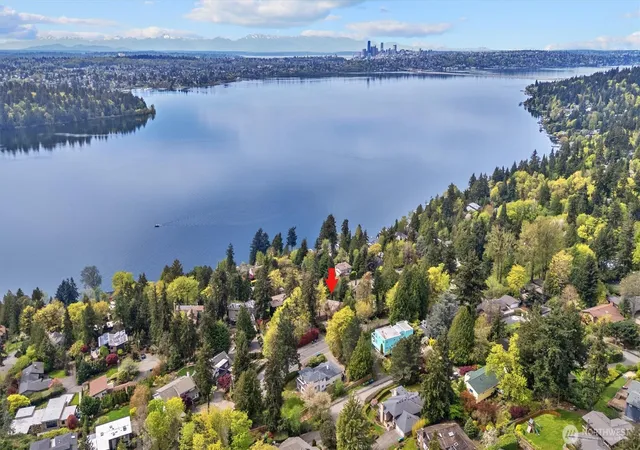 Photo 3 of Single family home for sale at 4725 W Mercer Way, Mercer Island, WA 98040 | MLS# NWM2562497 | Listing updated on 2026-10-01