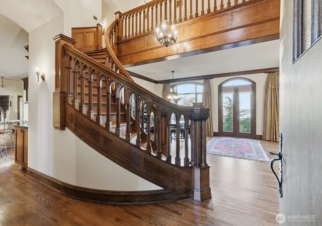 Photo 3 of Single family home for sale at 4725 W Mercer Way, Mercer Island, WA 98040 | MLS# NWM2562497 | Listing updated on 2026-10-01